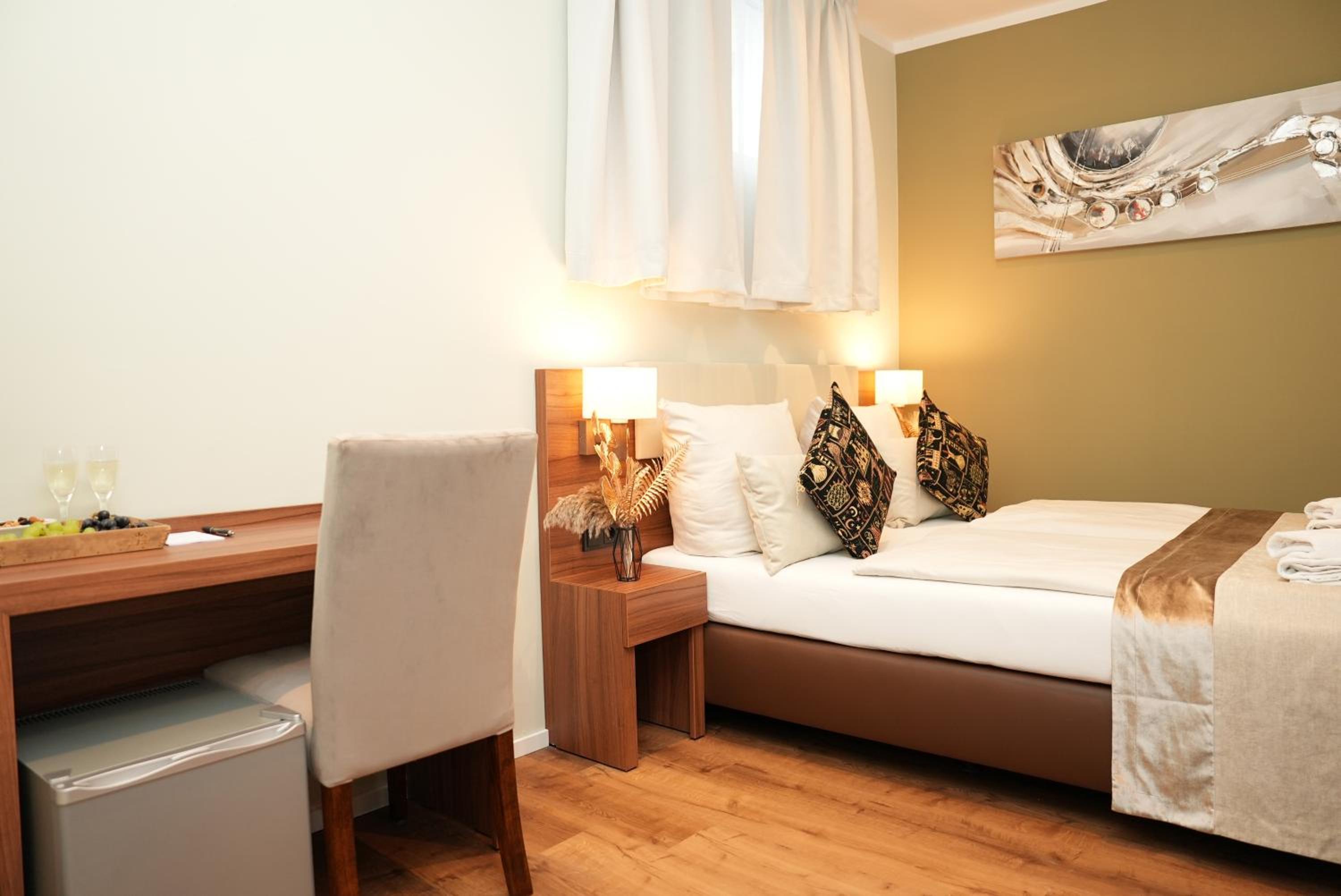 Budget, Basement, Double Bed، Hotel Attache 5/10
