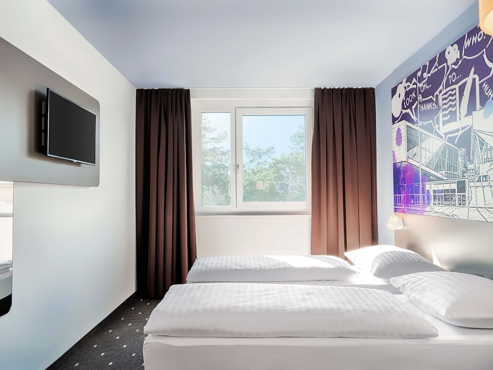 ROOM, TWIN BEDS