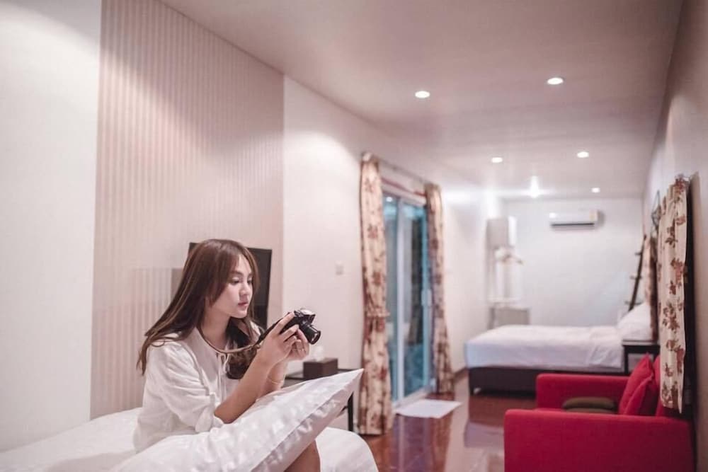 Crystal Box Hotel 10/32