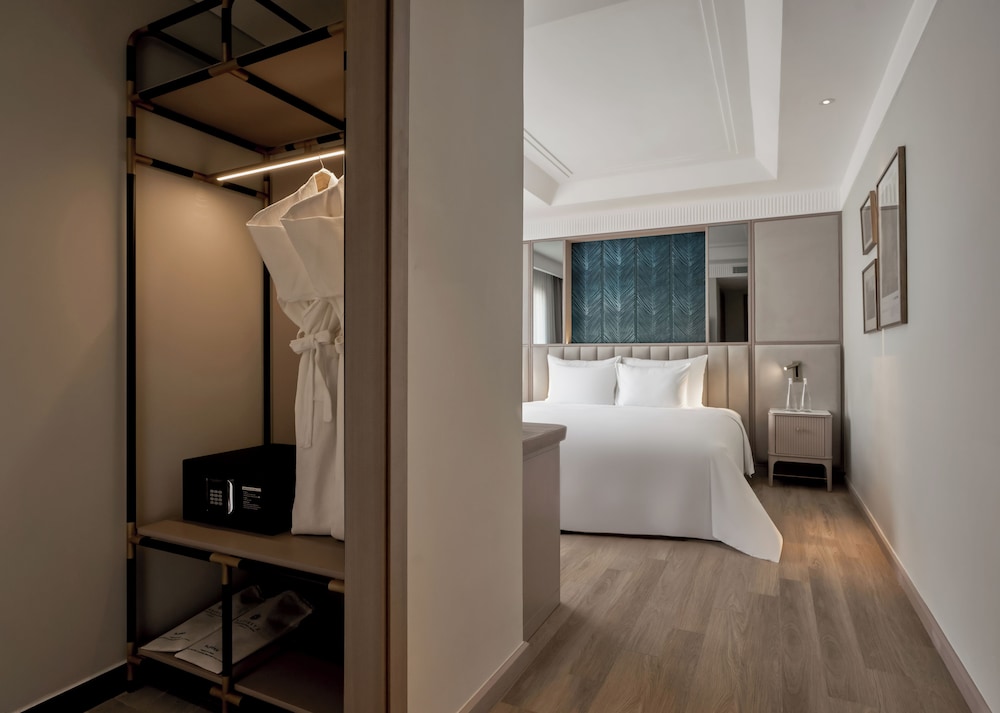 French, Junior Suite, Studio, King Bed, Balcony، La Siesta Premium Saigon Central 6/6