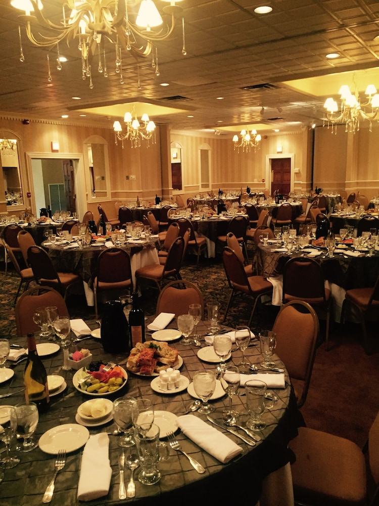 Holiday Inn Cleveland-Mayfield 56/76