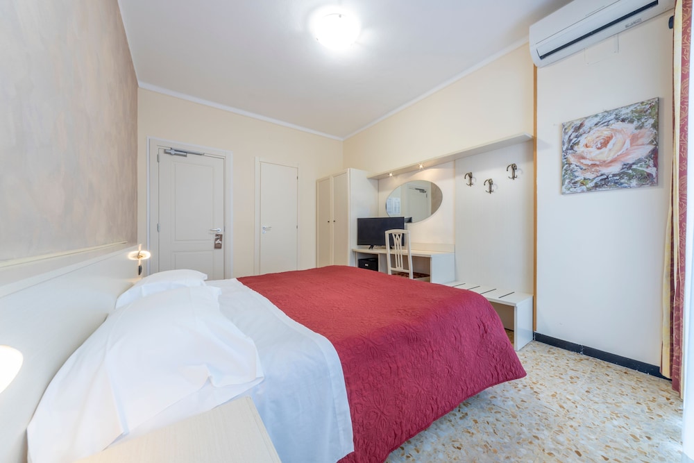 Gold Hotel 6/50
