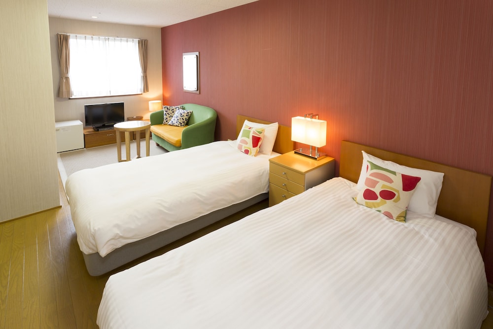 ROOM, TWIN BEDS, NO PARKING, SMOKING