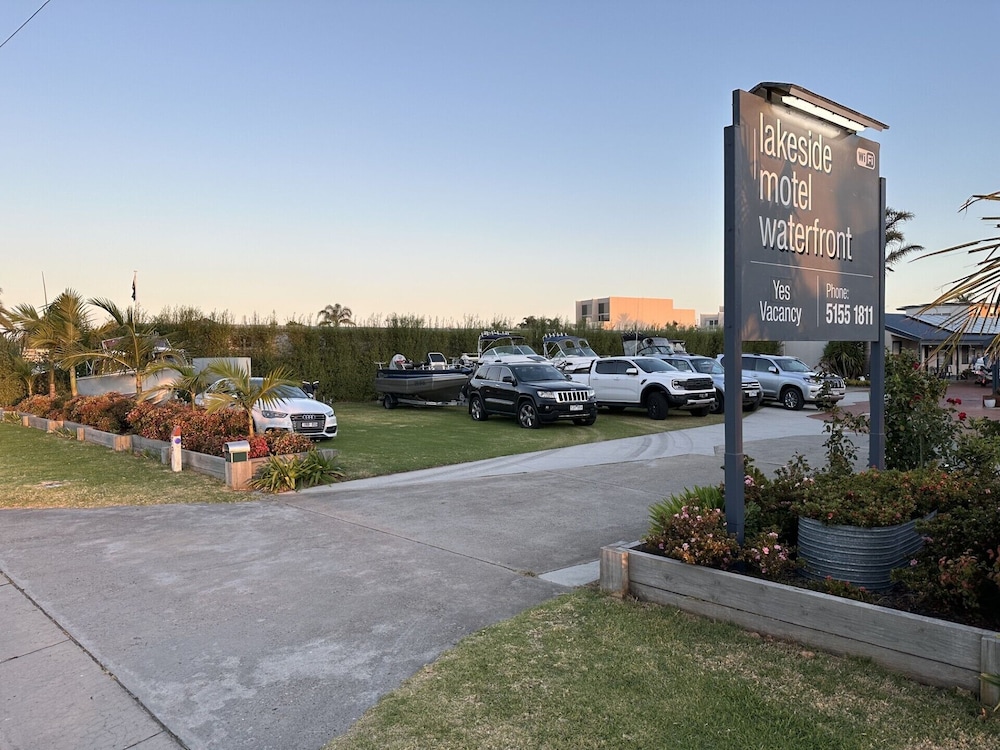 Lakeside Motel Waterfront 67/80