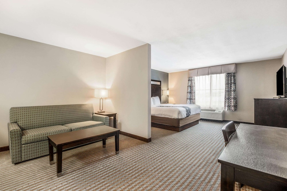 La Quinta Inn & Suites by Wyndham Glendive 37/56