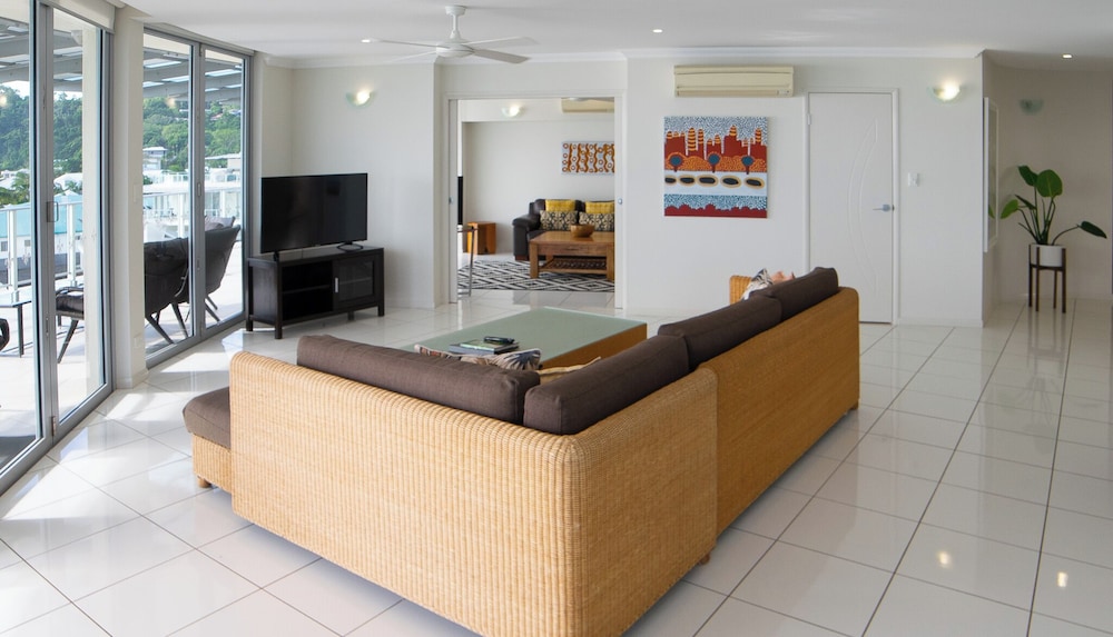 Vue Apartments Trinity Beach 10/50