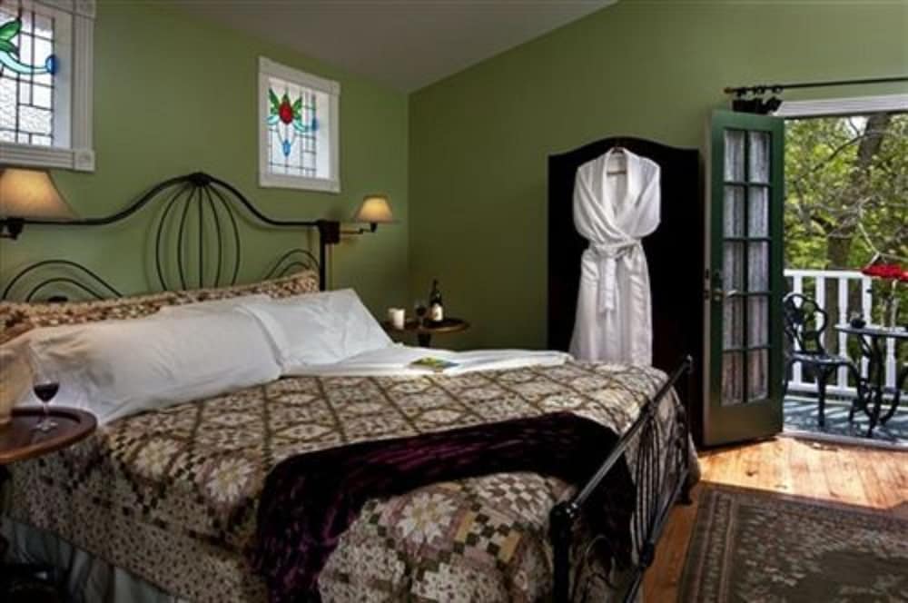White Oak Manor Bed Breakfast 14/44