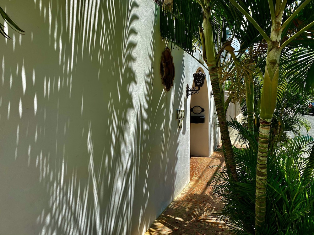 At Wind Chimes Boutique Hotel 75/77