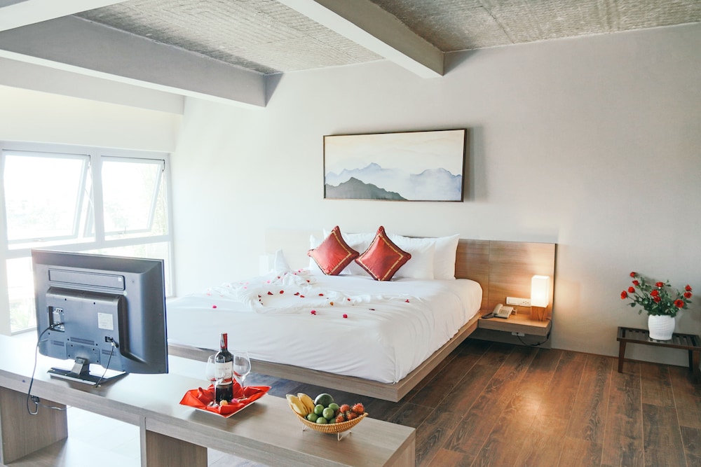 SUITE, GARDEN OR POOL VIEW