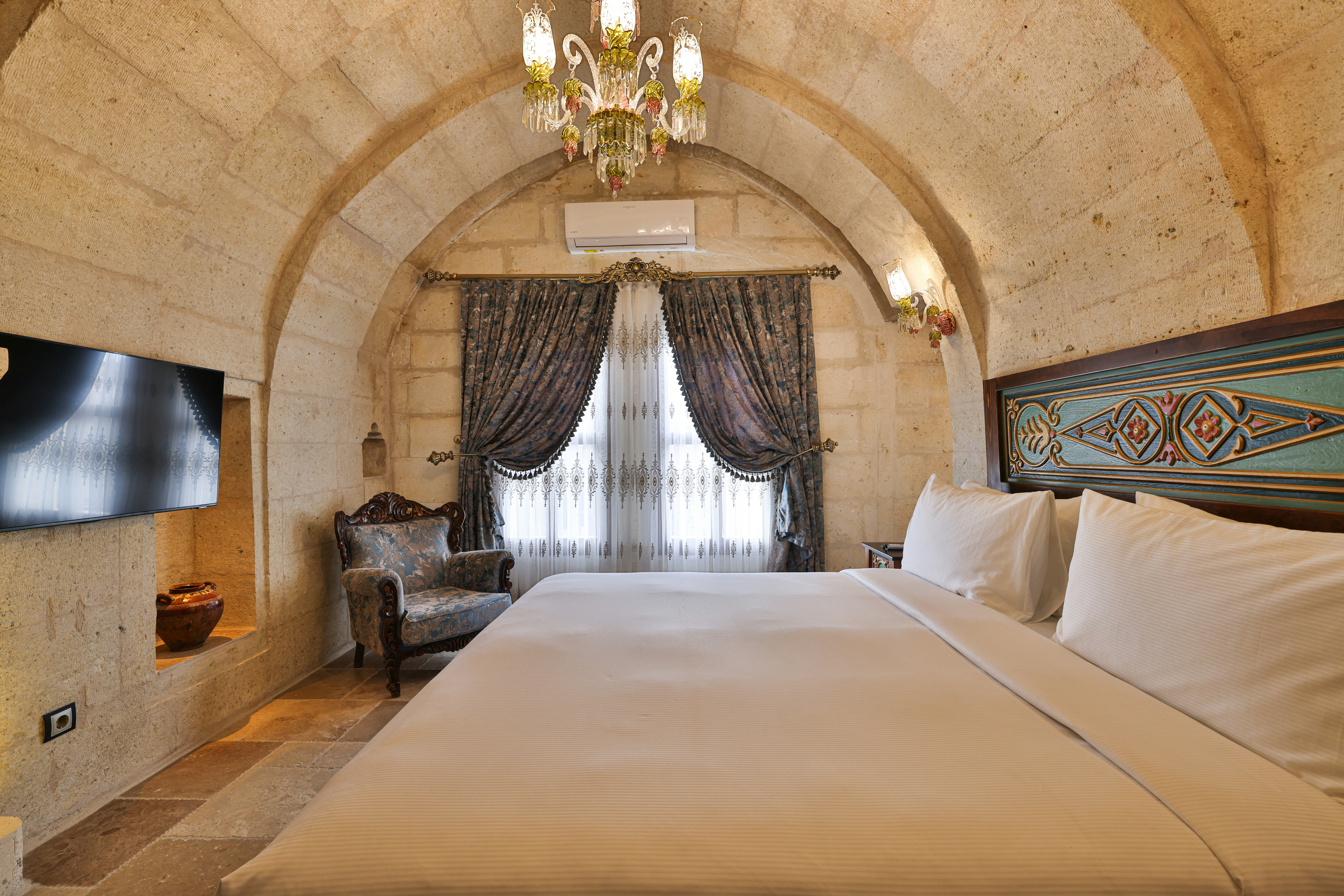 Cave, Junior Suite, King Bed, Terrace