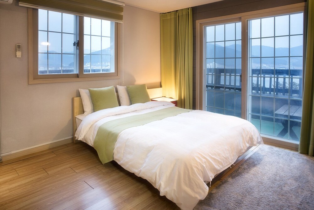 Tongyeong Mongdol House Pension 10/50