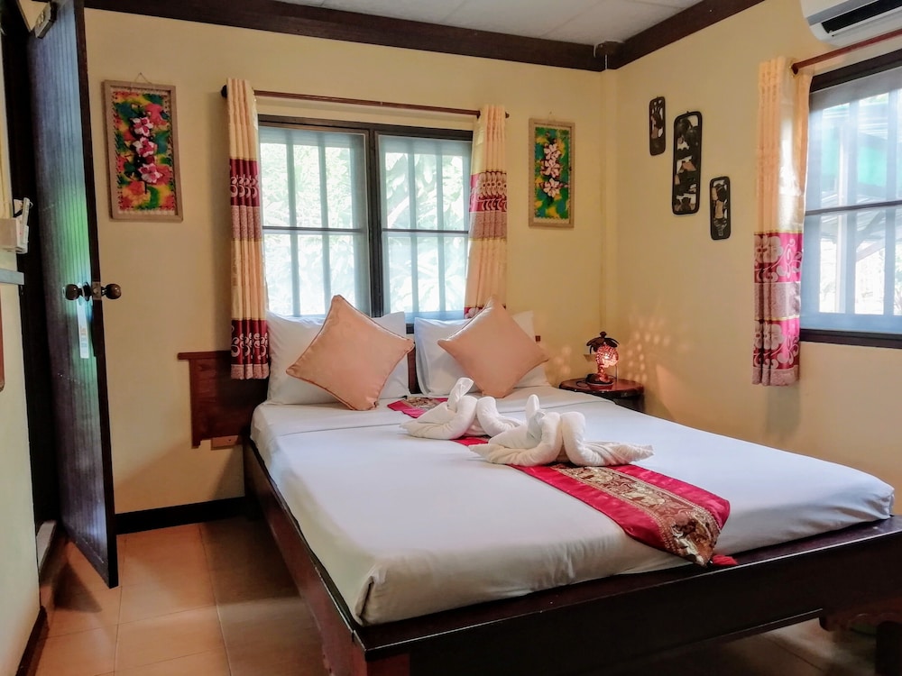 SUPERIOR, DOUBLE BED, POOL VIEW
