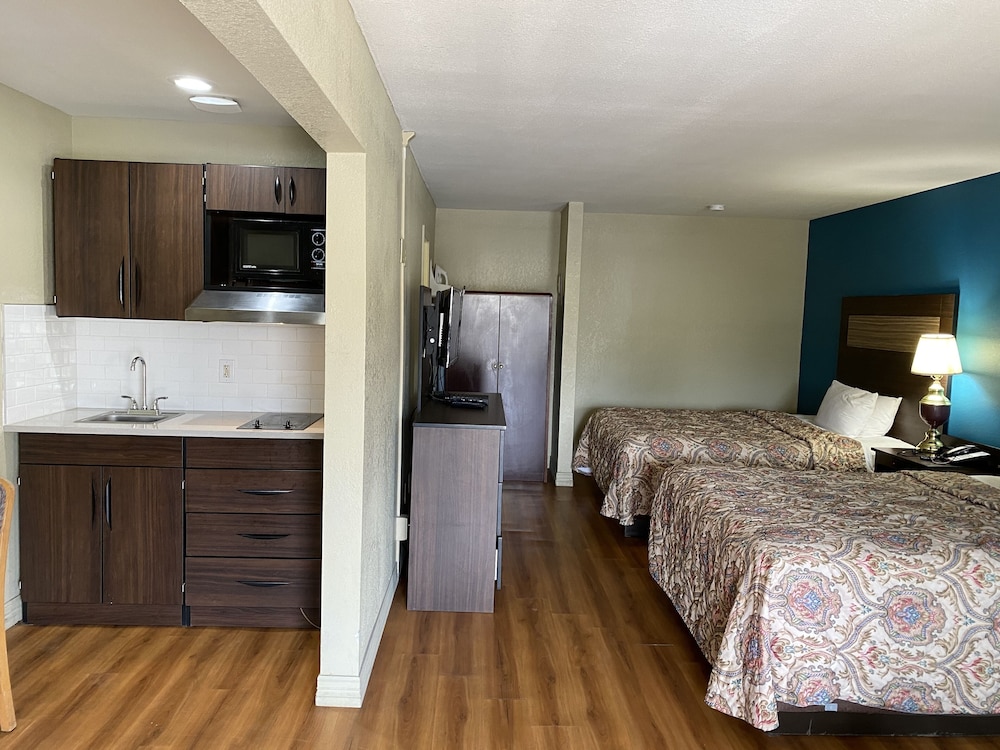 Stratford House Inn and Suites 7/51