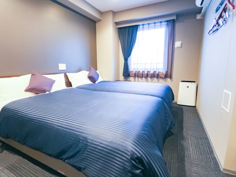 ROOM, TWIN BEDS, SMOKING