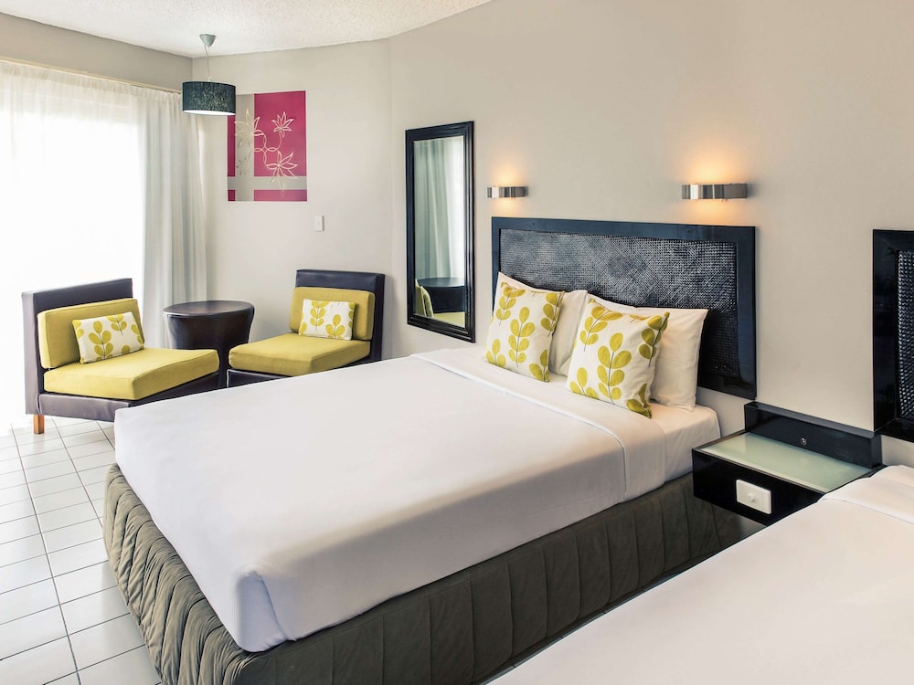 DELUXE, KING BED