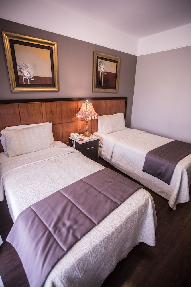 LAS VENTANAS SUITES HOTEL 10/30