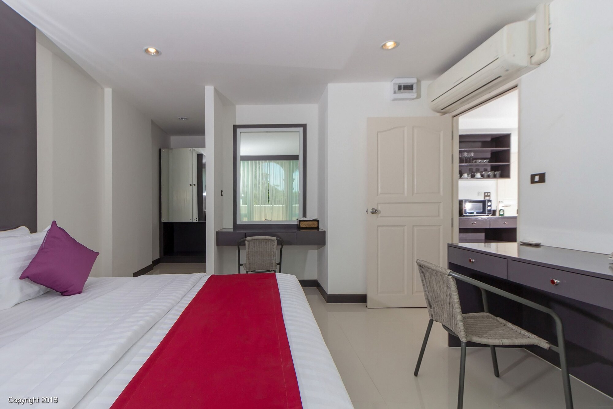 SUITE, KING BED