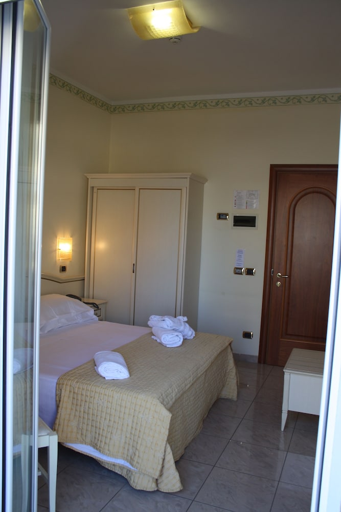 Gaston Hotel 13/45