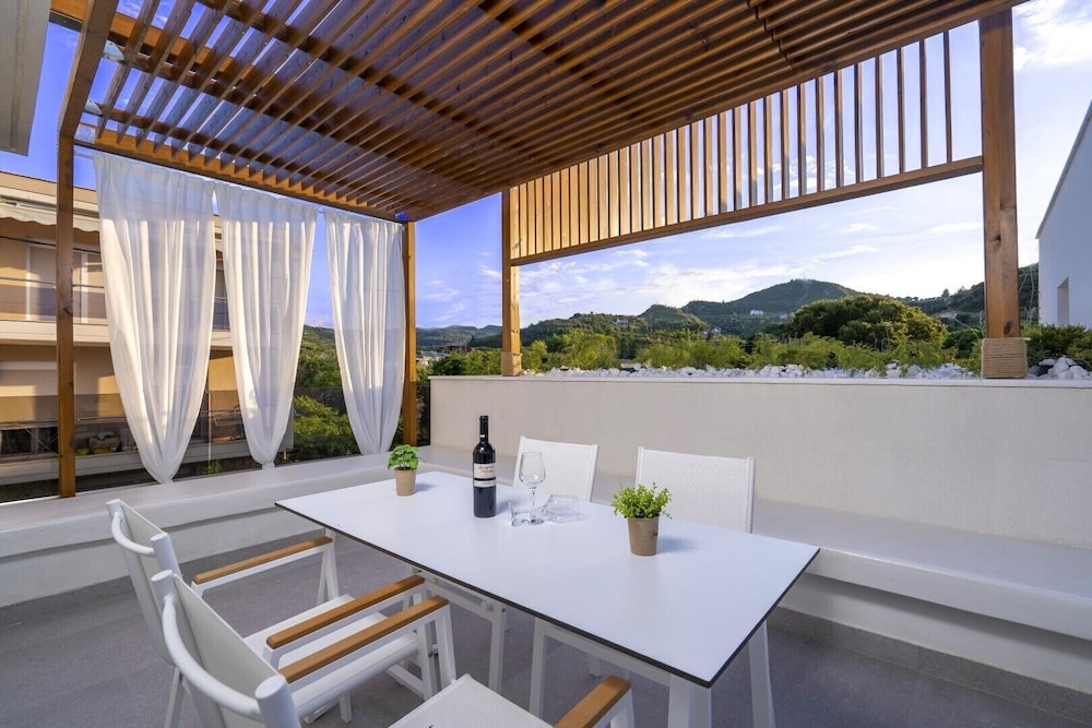 Mirablue Deluxe Residences 41/50
