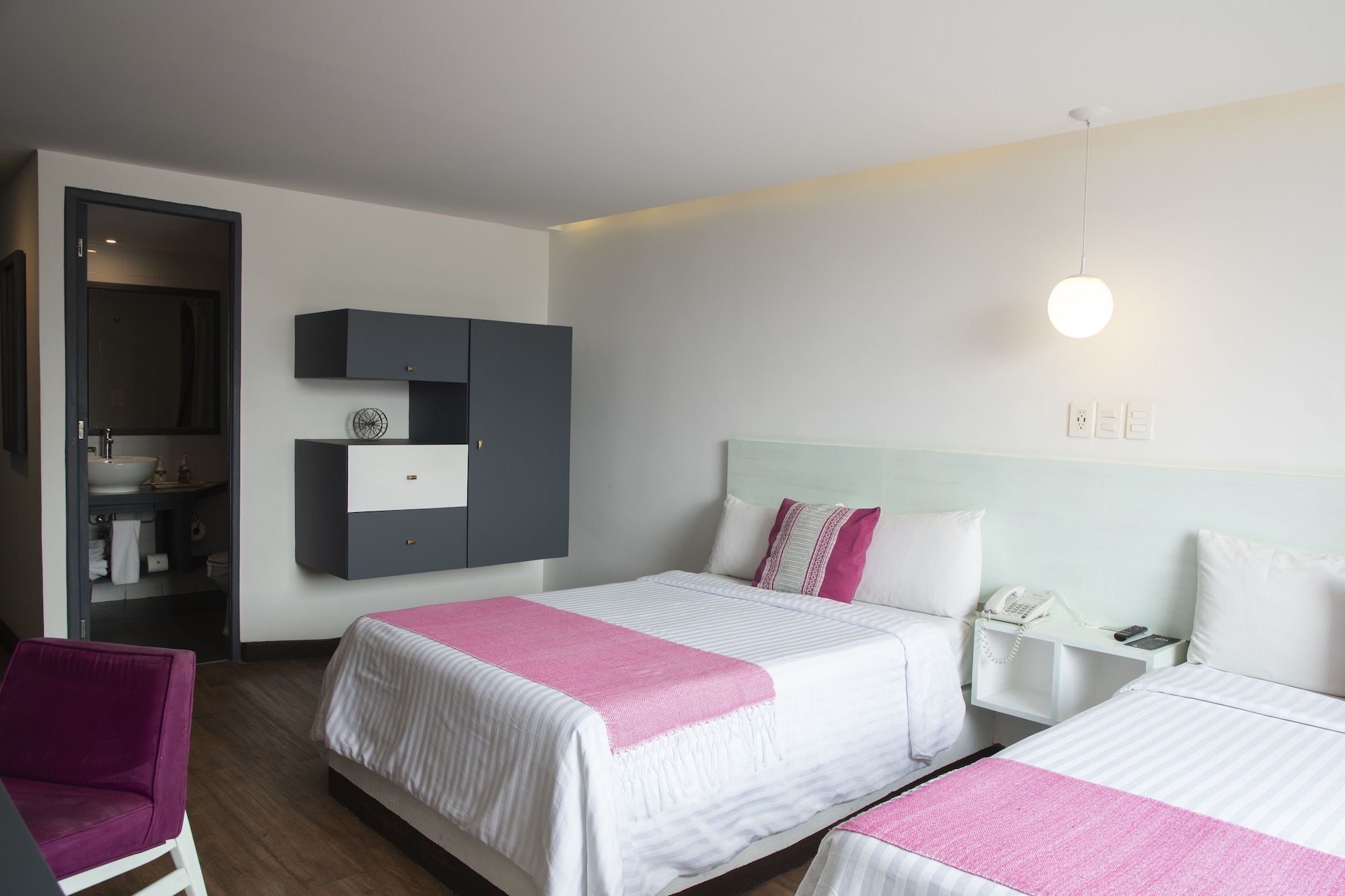 DELUXE, 2 DOUBLE BEDS