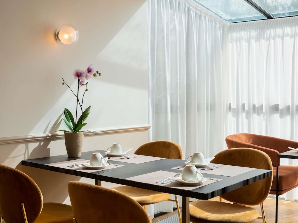 Mercure Versailles Paris Ouest 57/76