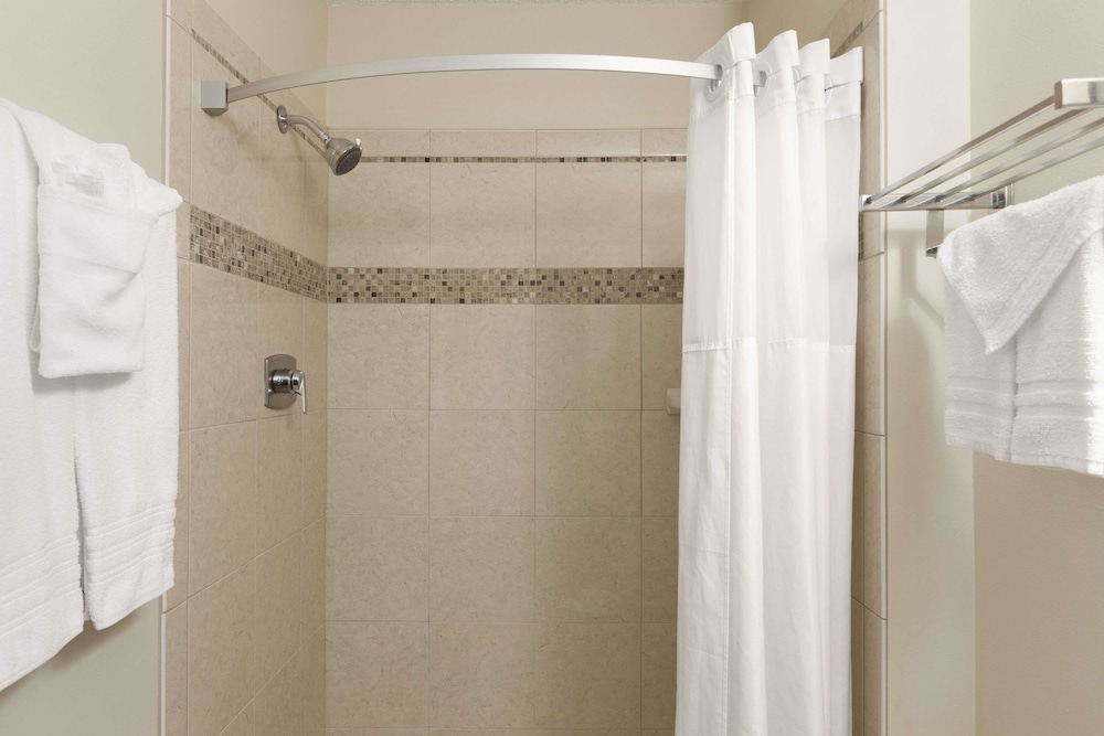غرفة قياسية مع أريكة، Travelodge By Wyndham Motel Of St Cloud 2/2