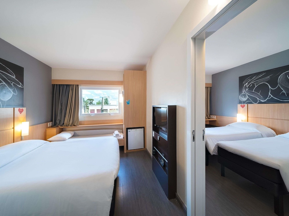 Connecting, 2 Double Beds