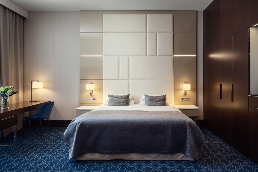 Kings Court Hotel 8/50