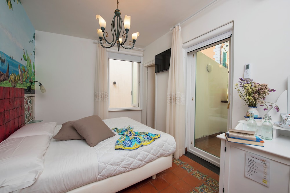 STANDARD, QUEEN BED, TERRACE, COURTYARD AREA