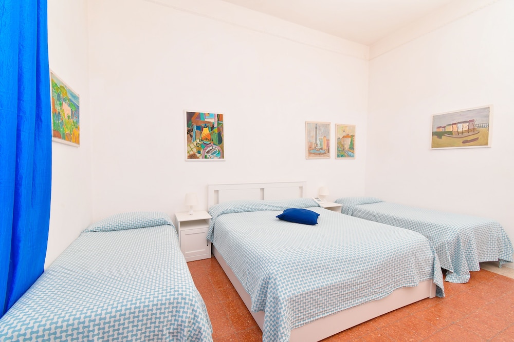 ROOM, QUADRUPLE