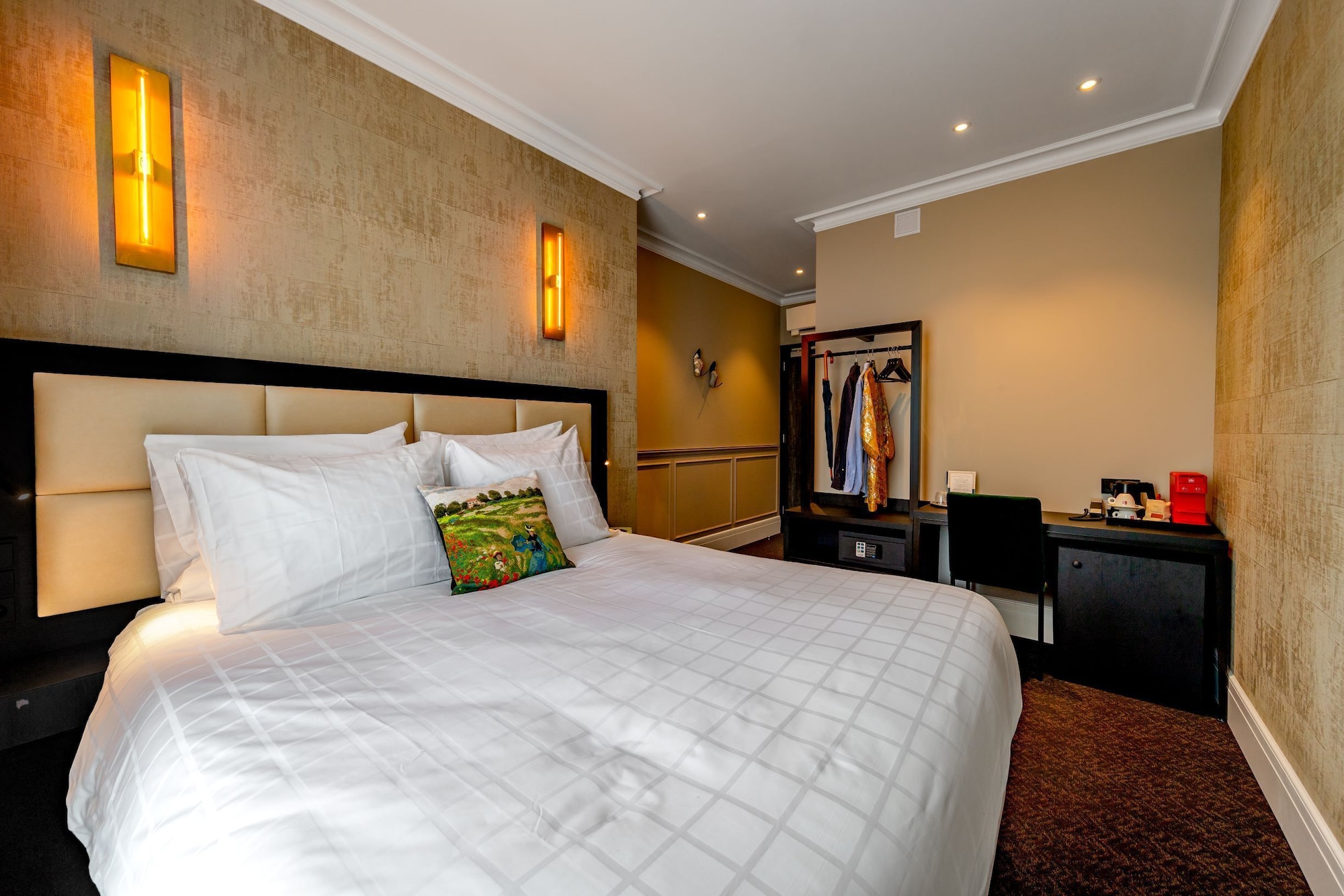 Comfort, Queen Bed