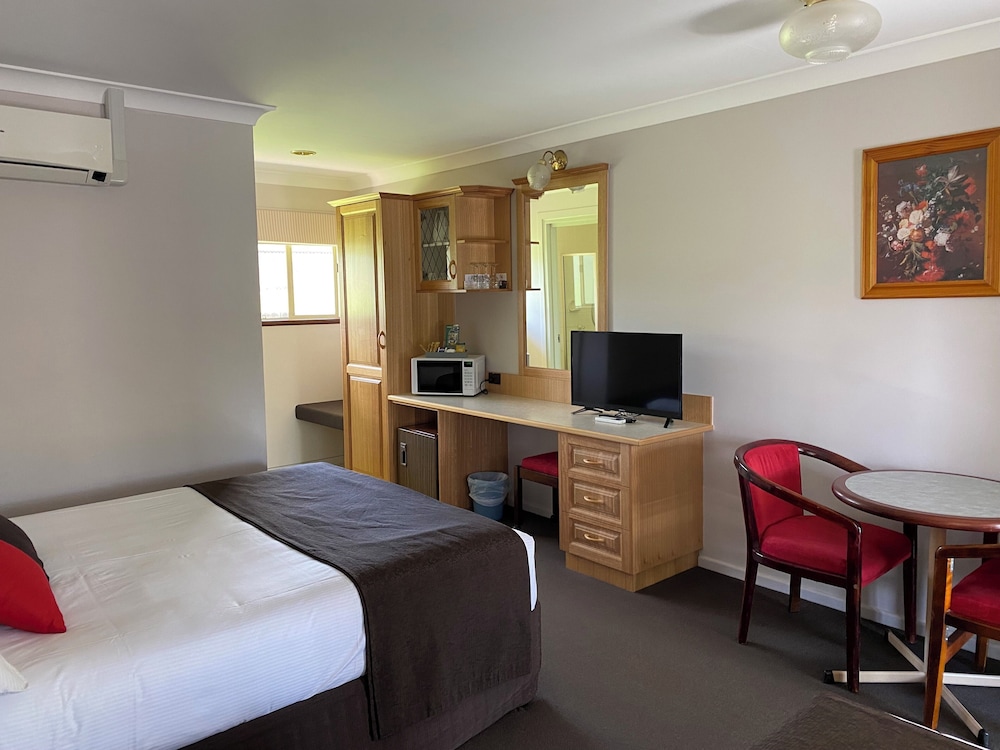 MCNEVIN'S WARWICK MOTEL 22/64