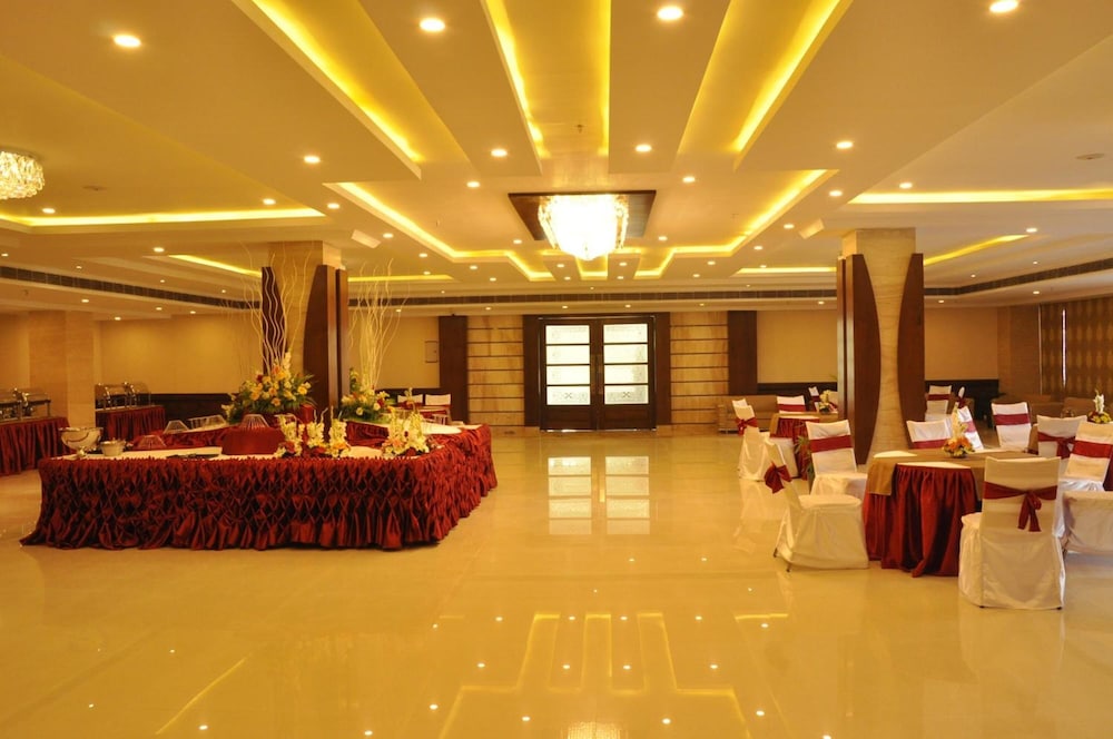 SAPNA CLARKS INN 12/47