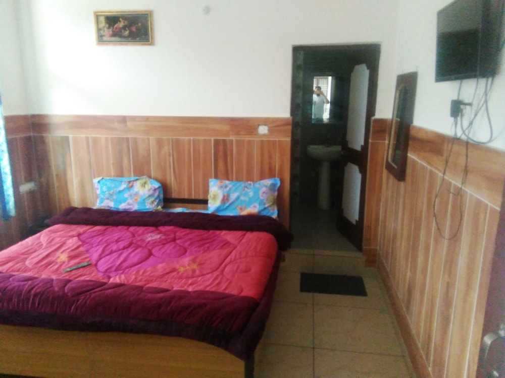DELUXE, DOUBLE BED, SMOKING