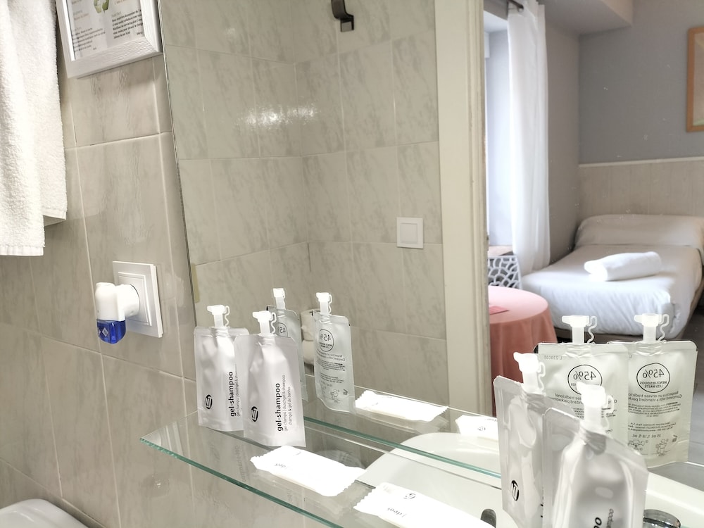 غرفة بسريرين منفصلين بحمام مشترك، Hostal Albero 9/9