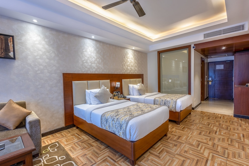 CLUB, TWIN BEDS