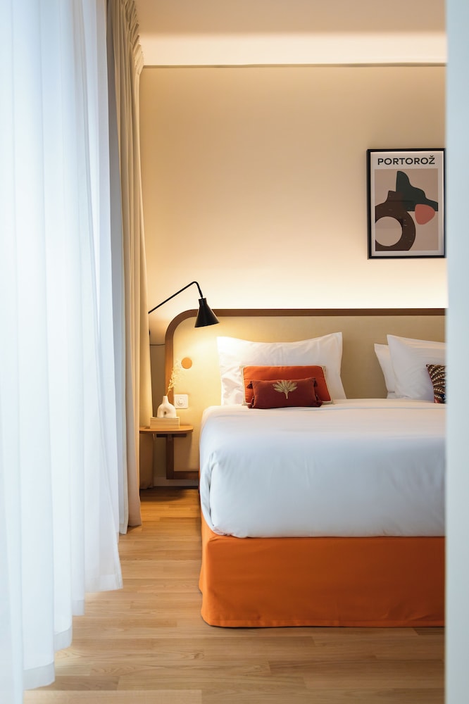HOOD Hotel 9/50