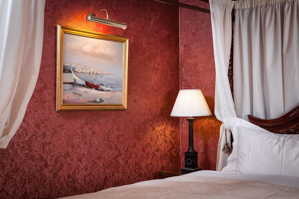 Angel Hotel 17/45