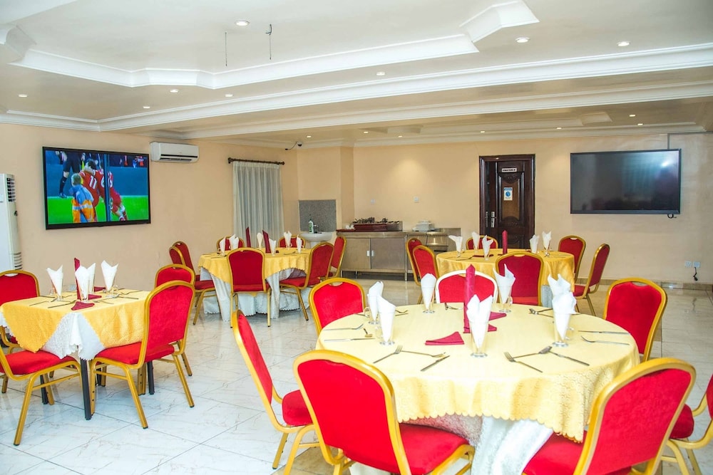 Royal Crest Hotel & Suites 38/50