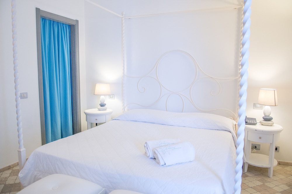 ROOM, DOUBLE BED, SMALL