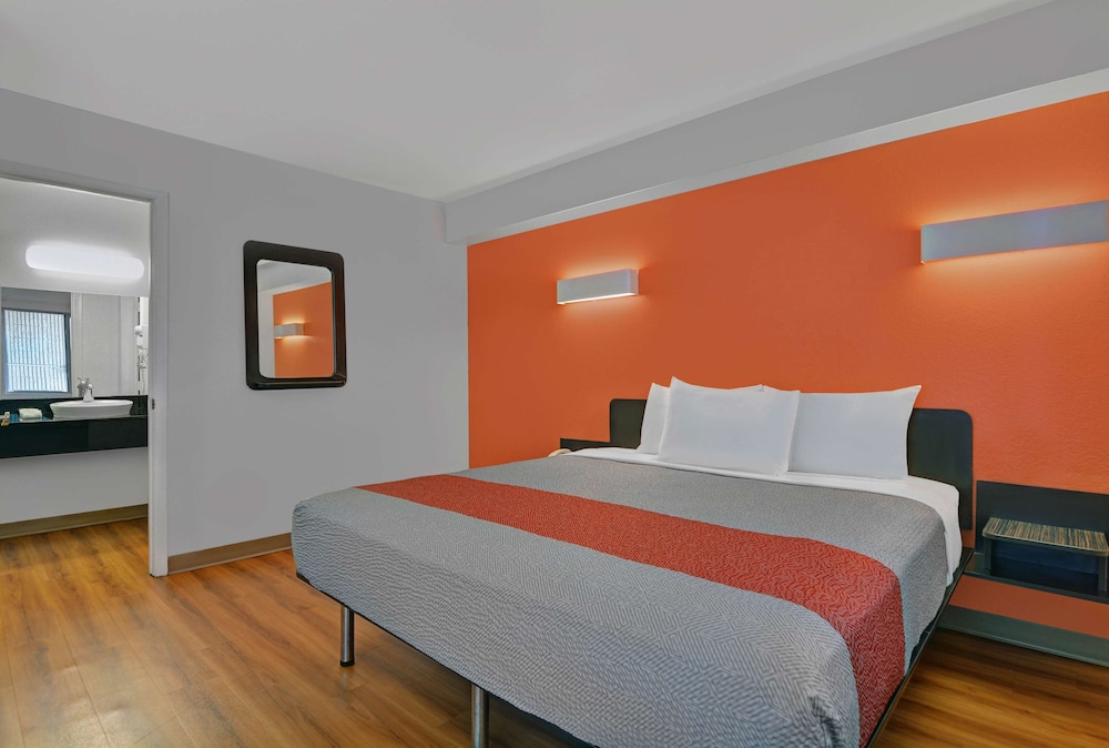 1 King Bed - Premium, Micfridge, Motel6 Cutler Bay, FL - Miami 5/10