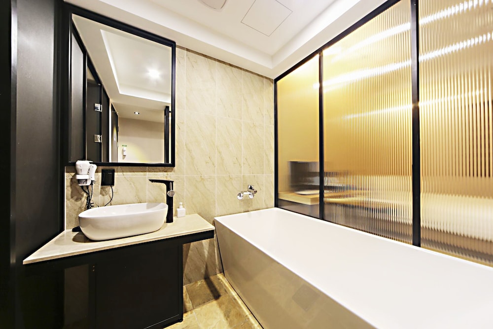 Masan Almond Hotel 38/43