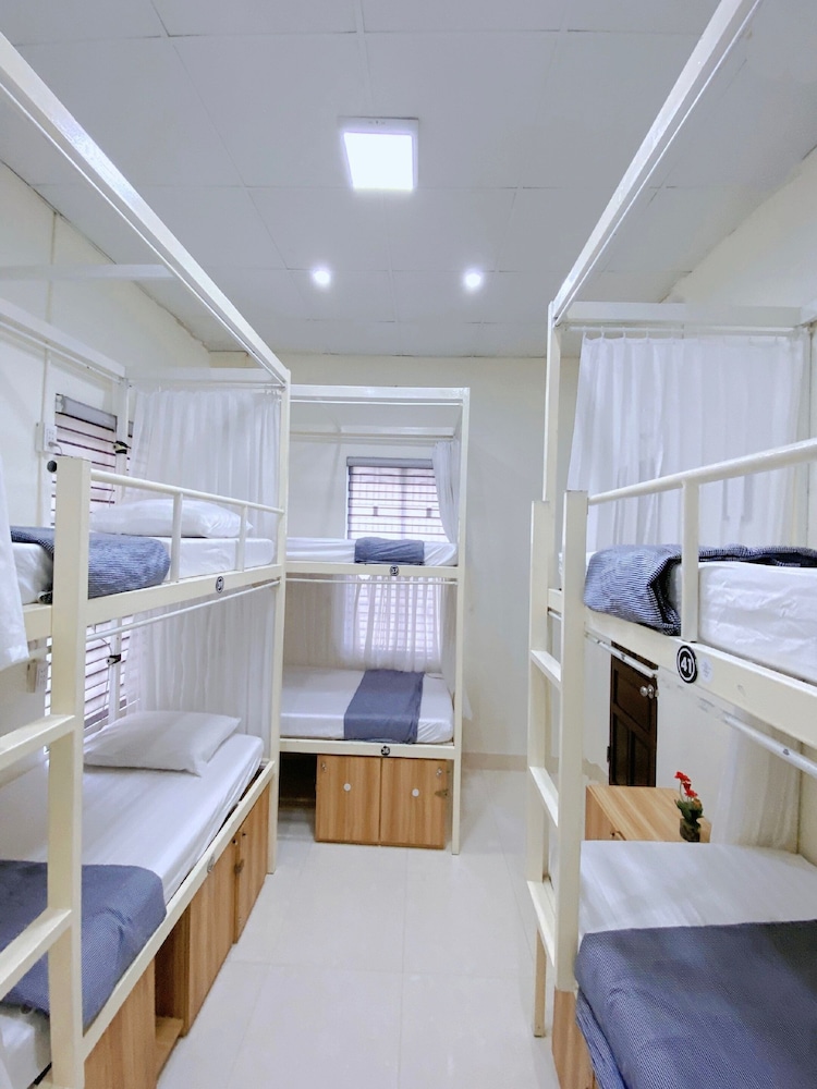 Amy 2 Hostel 12/29