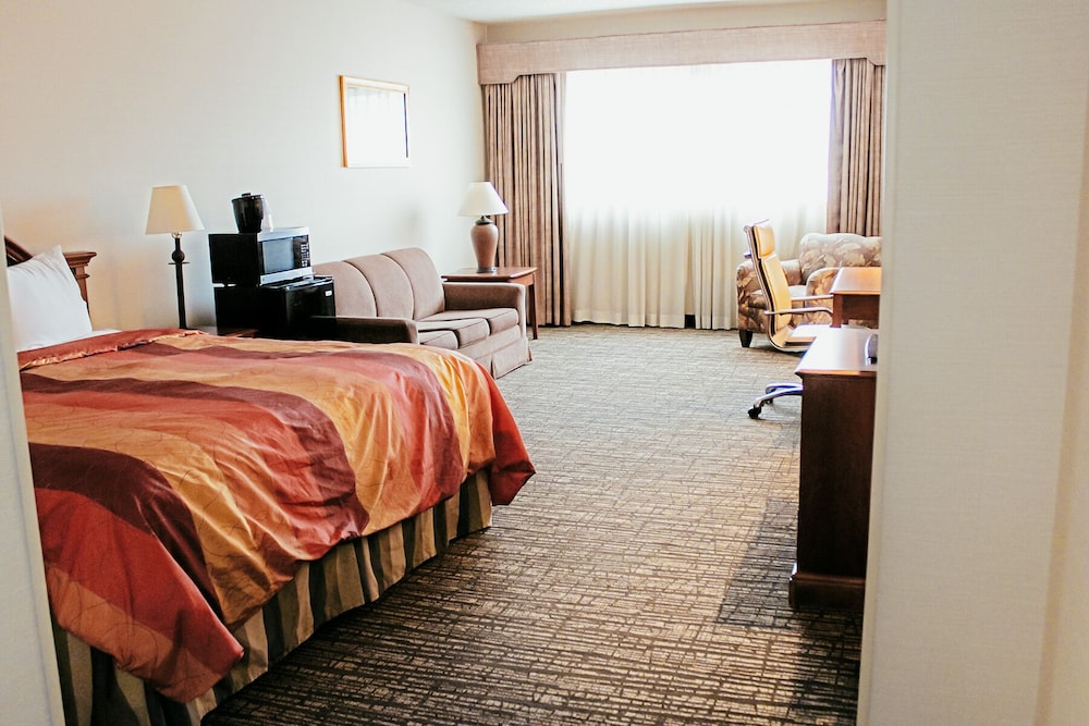 Hotel Topeka At City Center 9/36