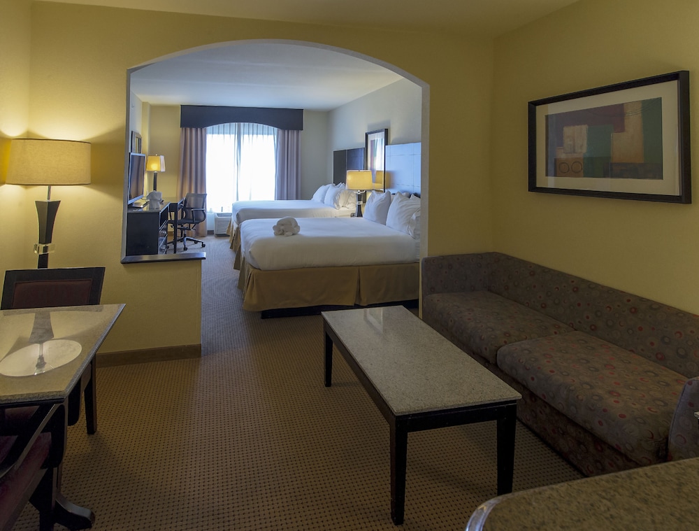 Holiday Inn Express and Suites Orlando - International Drive 62/79