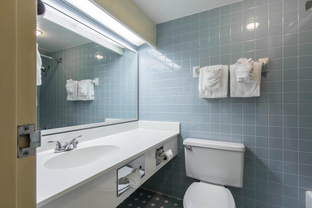 Econo Lodge Inn and Suites Joplin MO 12/42