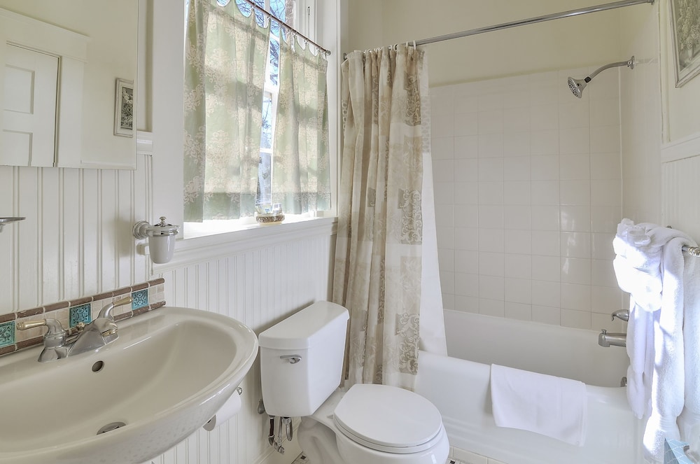 Cedars of Williamsburg Bed & Breakfast 40/50