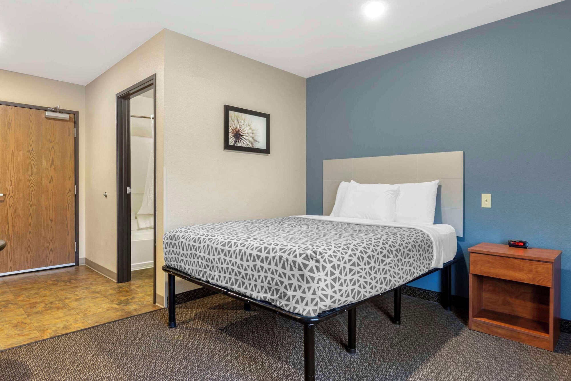 Efficiency, Suite, Queen Bed, Sofa, Smoking, Accessible