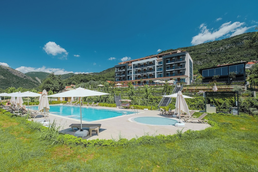 Montenegro Lodge 37/50