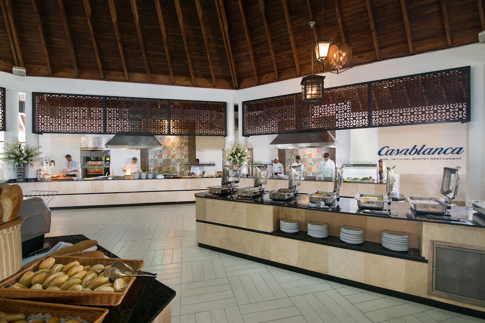 Lifestyle Tropical Beach Resort & Spa 24/40